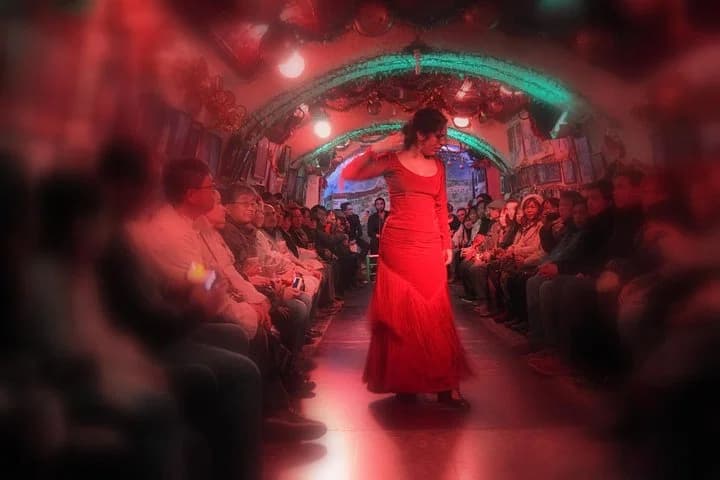 Bailaora con vestido rojo en la Cueva La Rocío