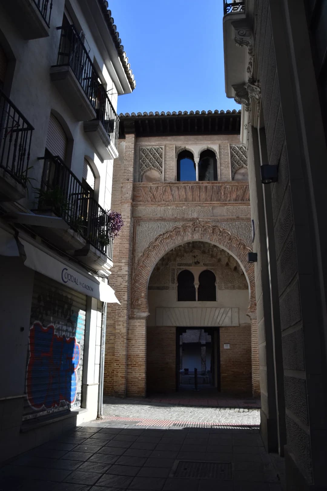 Portada nazarí con arco de herradura en el centro de Granada