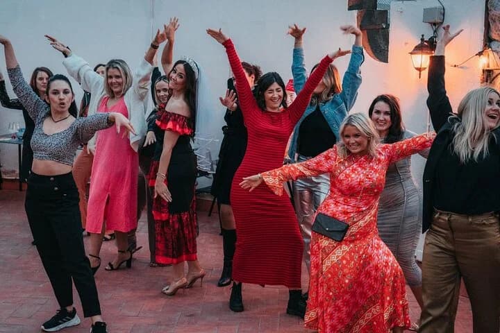 Grupo bailando salsa en una azotea de Barcelona