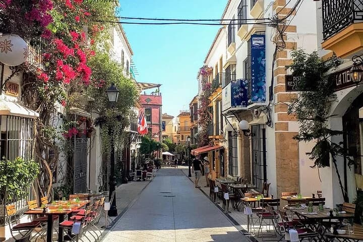Calle del casco antiguo de Marbella con buganvillas y terrazas