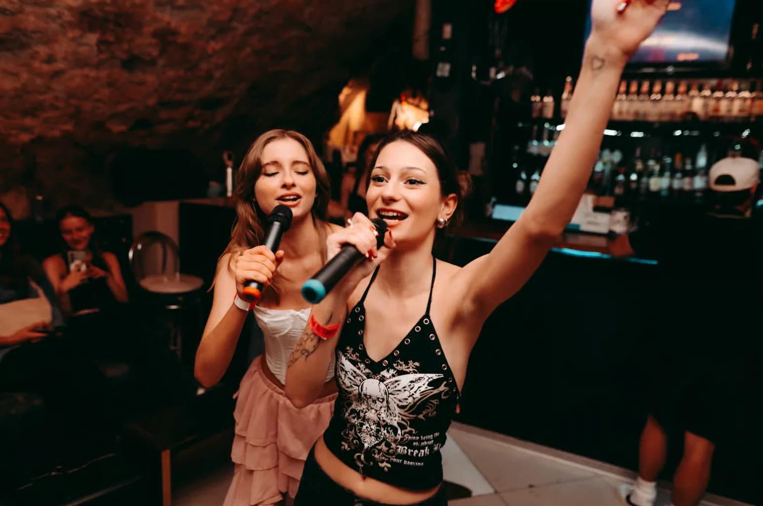 Chica cantando en un karaoke de Barcelona
