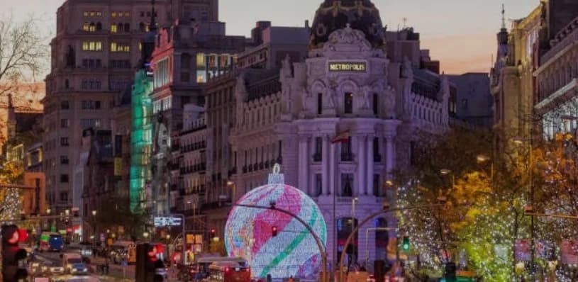 Edificio Metrópolis y bola de Navidad iluminada en la Gran Vía