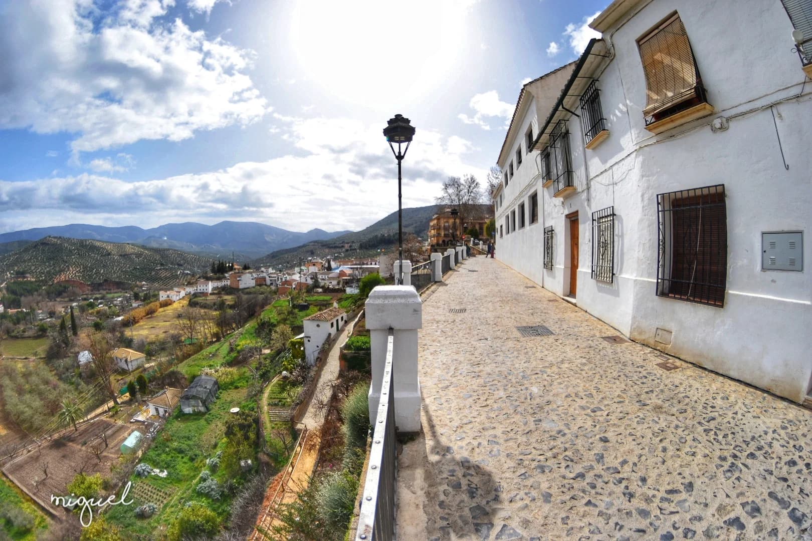Calle encalada asomada al valle en un pueblo de la Subbética